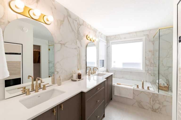 43 Marmot Grove Nw, Calgary, AB - Indoor Photo Showing Bathroom