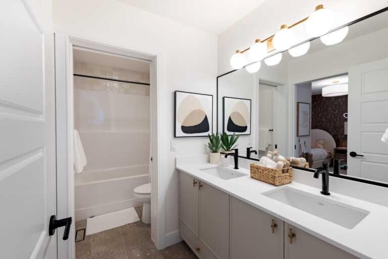 43 Marmot Grove Nw, Calgary, AB - Indoor Photo Showing Bathroom