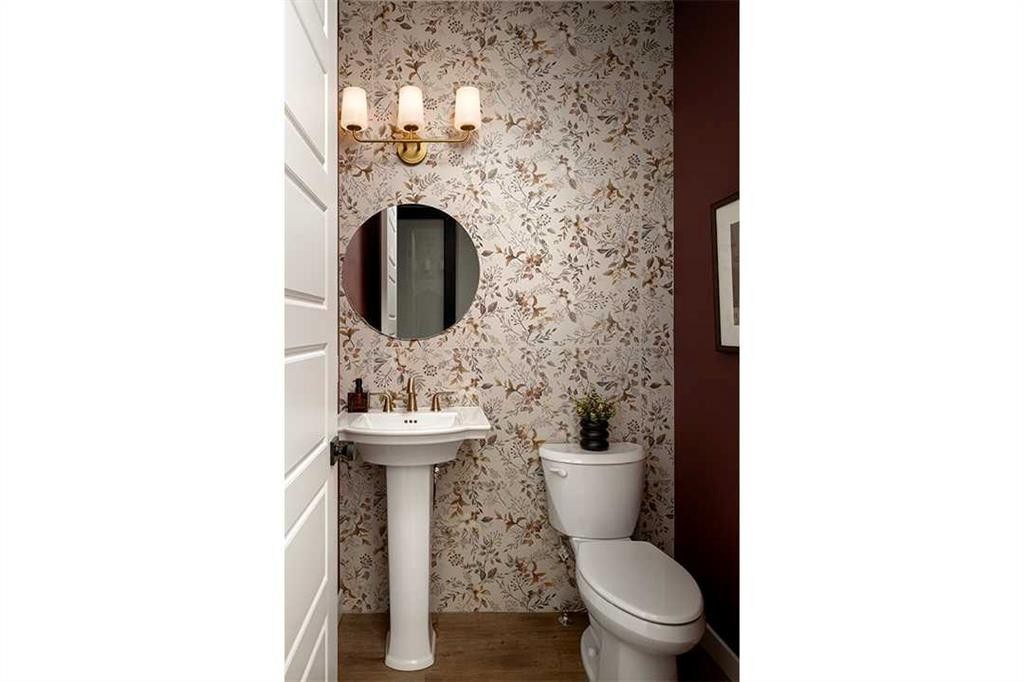 47 Marmot Grove Nw, Calgary, AB - Indoor Photo Showing Bathroom