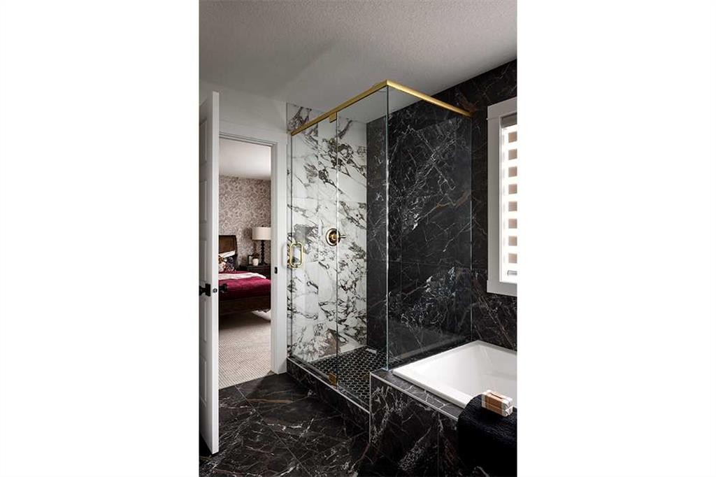 47 Marmot Grove Nw, Calgary, AB - Indoor Photo Showing Bathroom