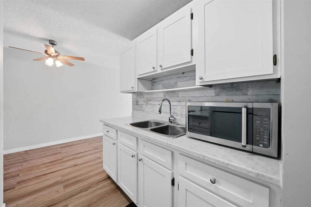305-19 Bennett Street, Red Deer, AB - Indoor Photo Showing Kitchen With Double Sink