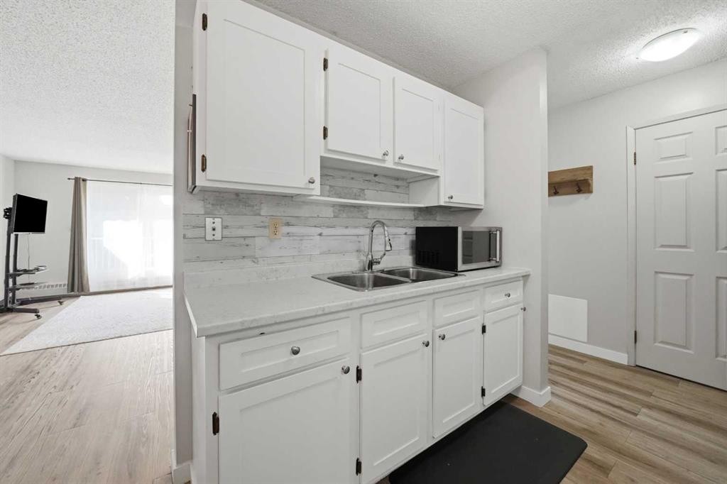 305-19 Bennett Street, Red Deer, AB - Indoor Photo Showing Kitchen With Double Sink