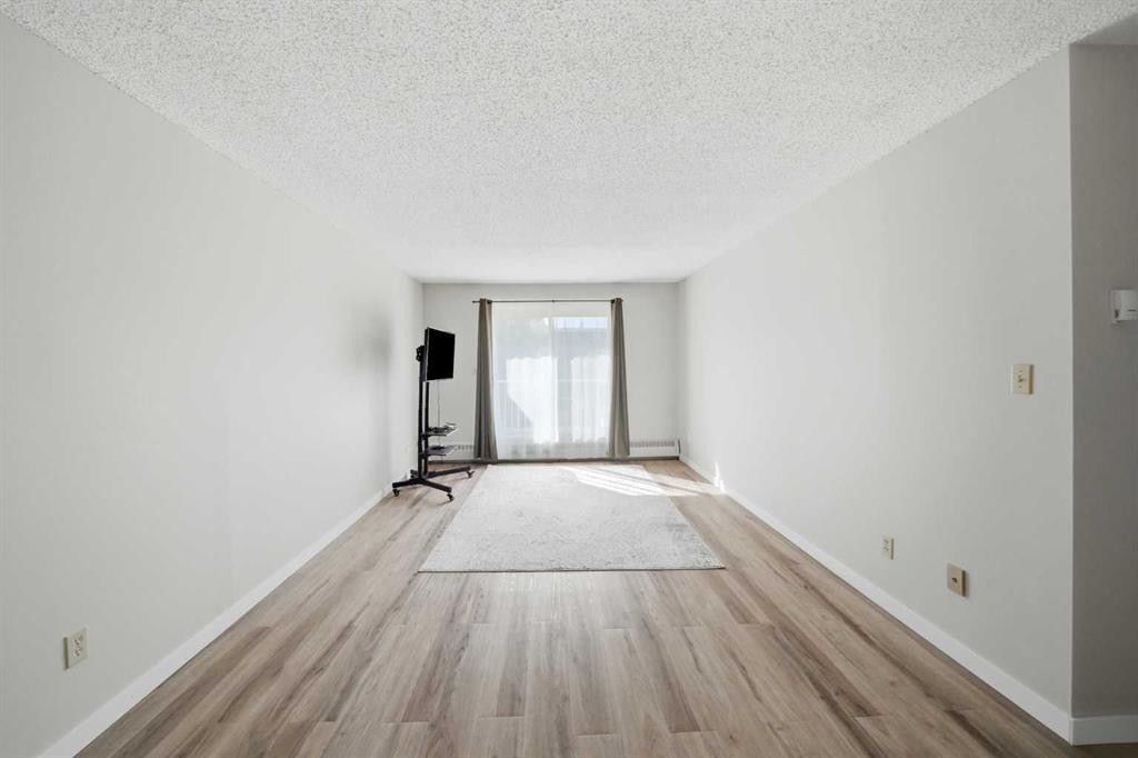 305-19 Bennett Street, Red Deer, AB - Indoor Photo Showing Other Room