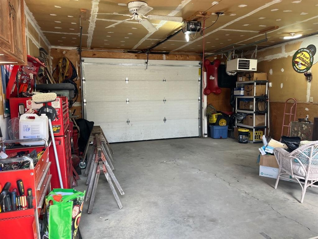 5512 45 Avenue, Drayton Valley, AB - Indoor Photo Showing Garage