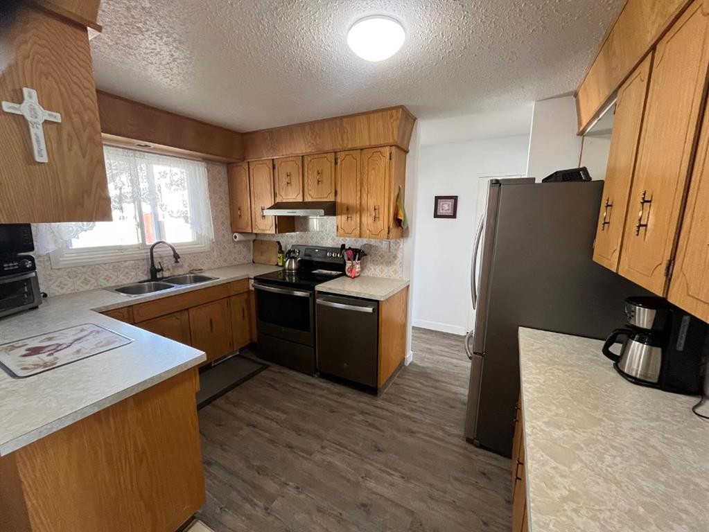 5512 45 Avenue, Drayton Valley, AB - Indoor Photo Showing Kitchen With Double Sink