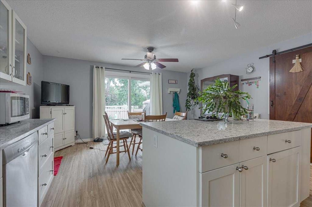 11 West Heights Drive, Didsbury, AB - Indoor Photo Showing Kitchen