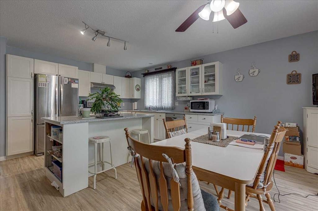 11 West Heights Drive, Didsbury, AB - Indoor Photo Showing Other Room
