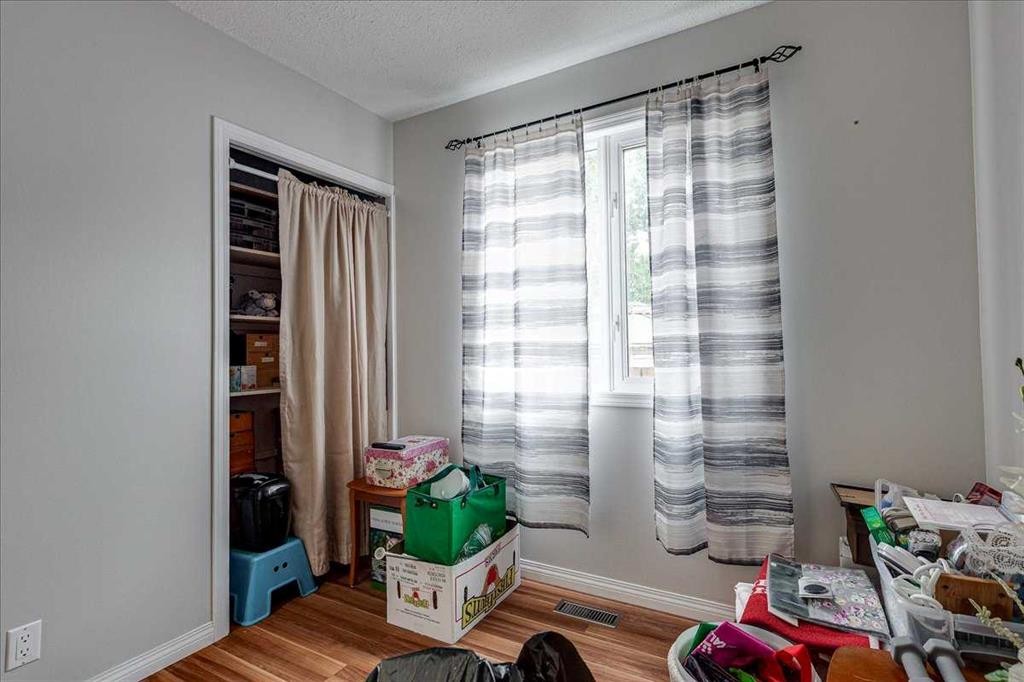 11 West Heights Drive, Didsbury, AB - Indoor Photo Showing Other Room