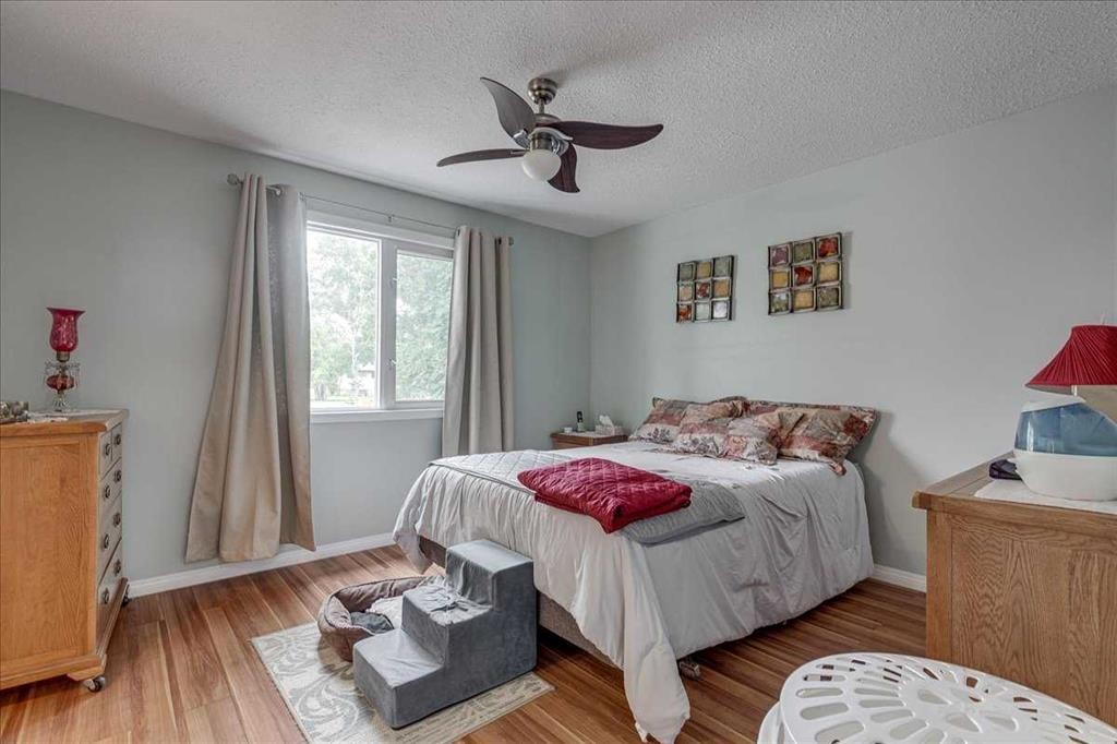 11 West Heights Drive, Didsbury, AB - Indoor Photo Showing Bedroom