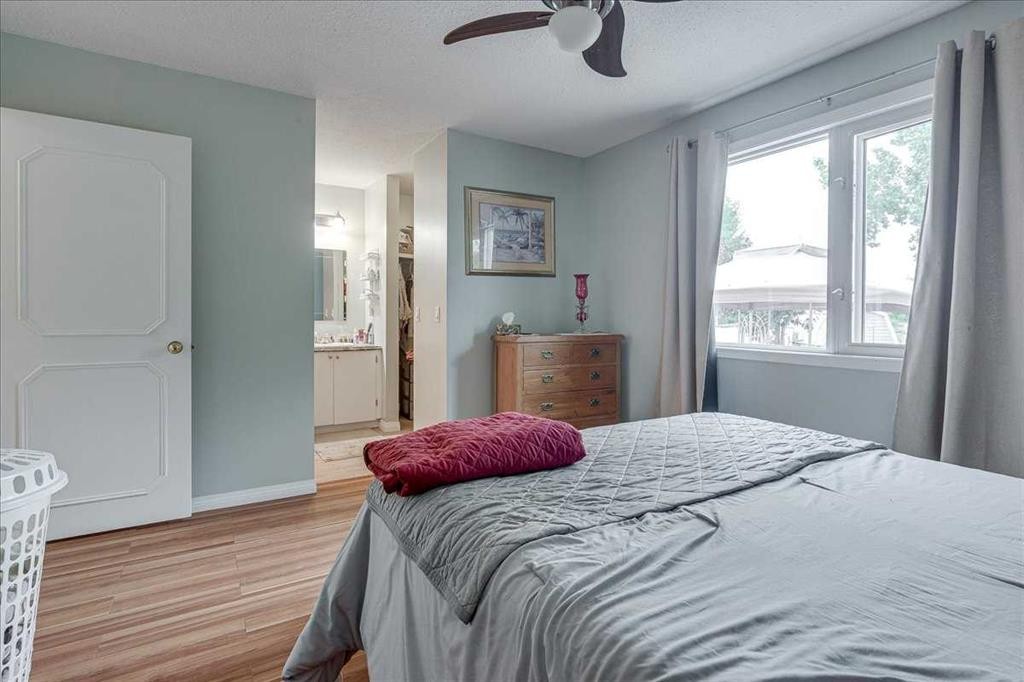 11 West Heights Drive, Didsbury, AB - Indoor Photo Showing Bedroom