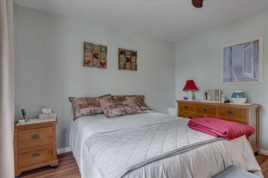 11 West Heights Drive, Didsbury, AB - Indoor Photo Showing Bedroom