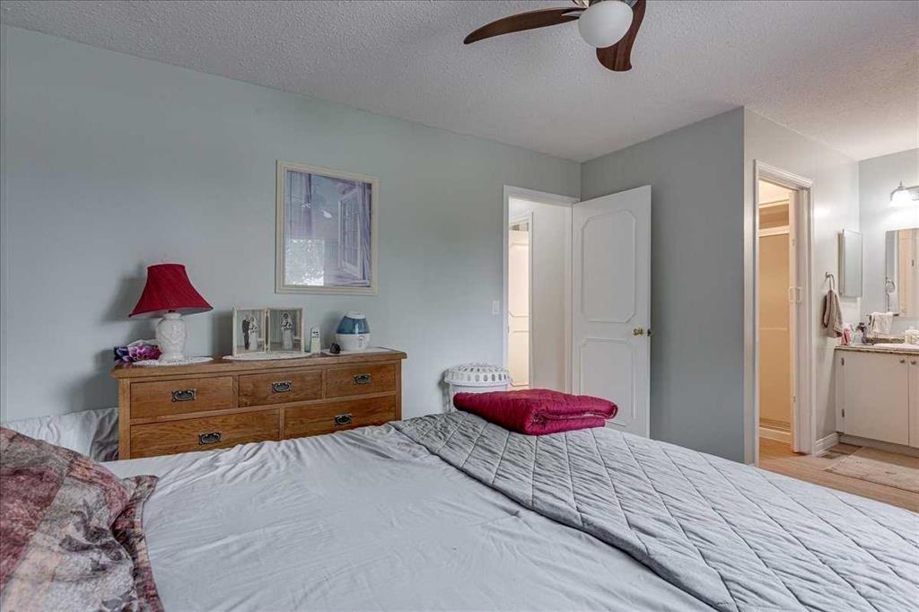 11 West Heights Drive, Didsbury, AB - Indoor Photo Showing Bedroom