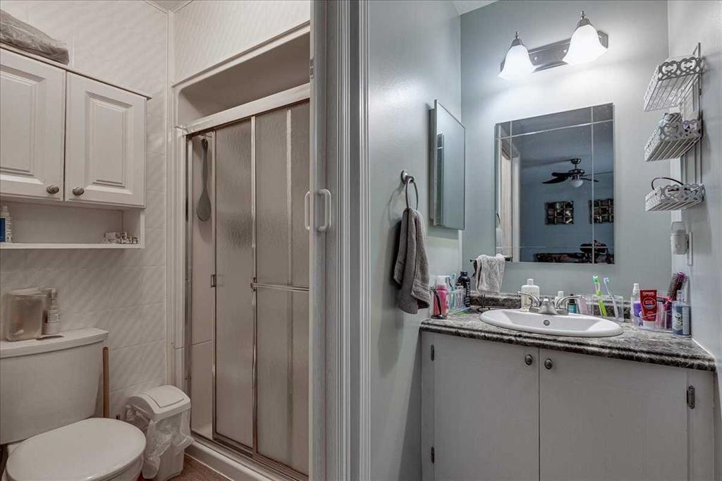 11 West Heights Drive, Didsbury, AB - Indoor Photo Showing Bathroom