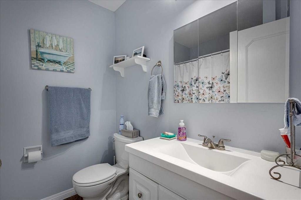 11 West Heights Drive, Didsbury, AB - Indoor Photo Showing Bathroom