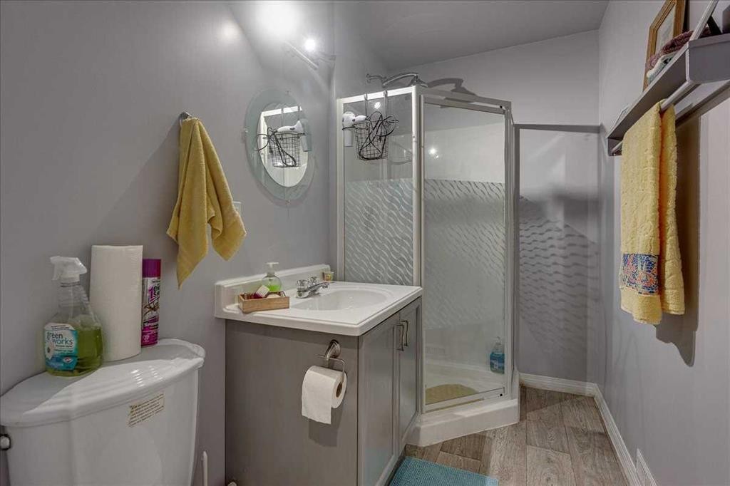 11 West Heights Drive, Didsbury, AB - Indoor Photo Showing Bathroom