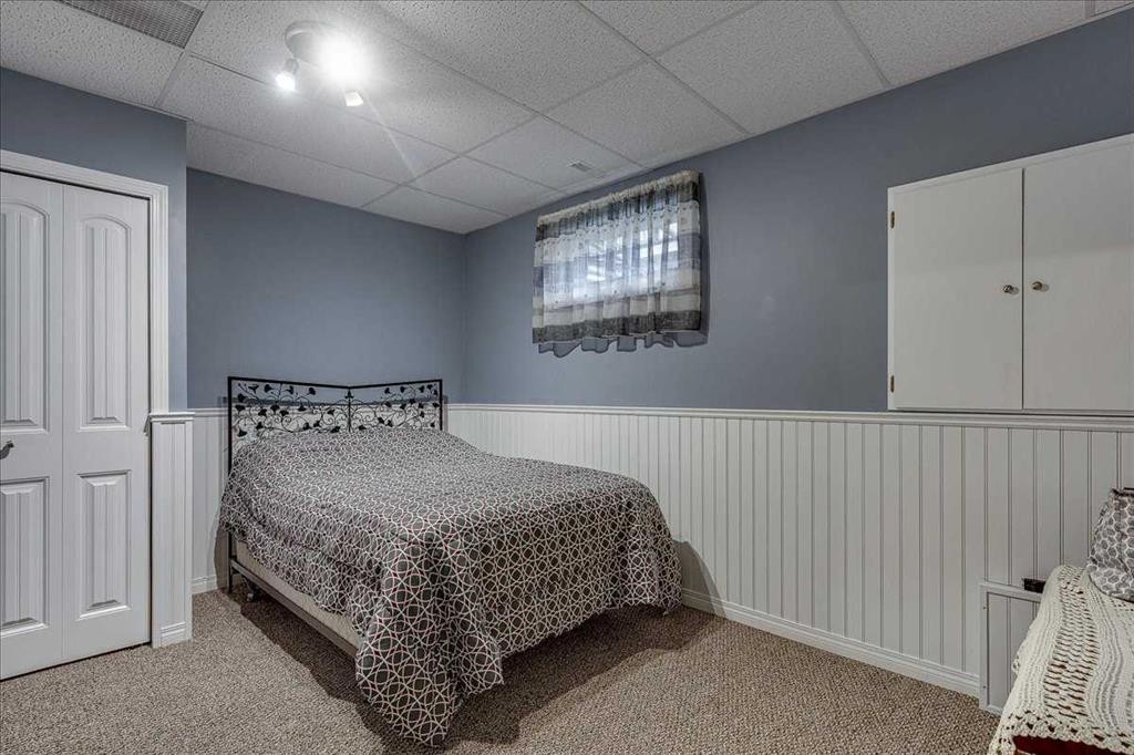 11 West Heights Drive, Didsbury, AB - Indoor Photo Showing Bedroom