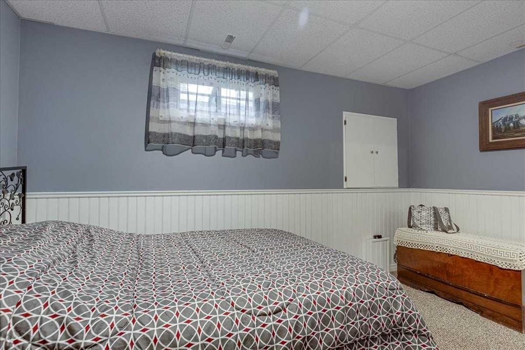 11 West Heights Drive, Didsbury, AB - Indoor Photo Showing Bedroom