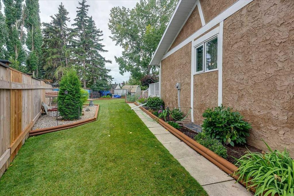 11 West Heights Drive, Didsbury, AB - Outdoor
