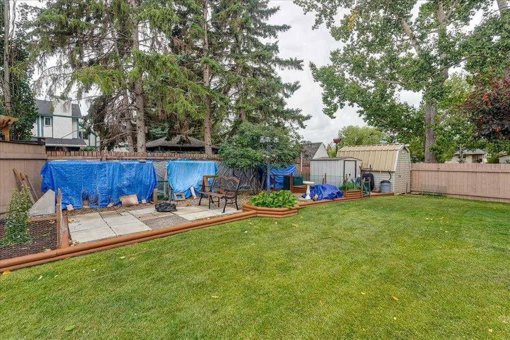 11 West Heights Drive, Didsbury, AB - Outdoor With Backyard