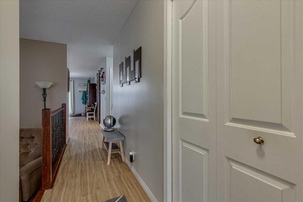 11 West Heights Drive, Didsbury, AB - Indoor Photo Showing Other Room