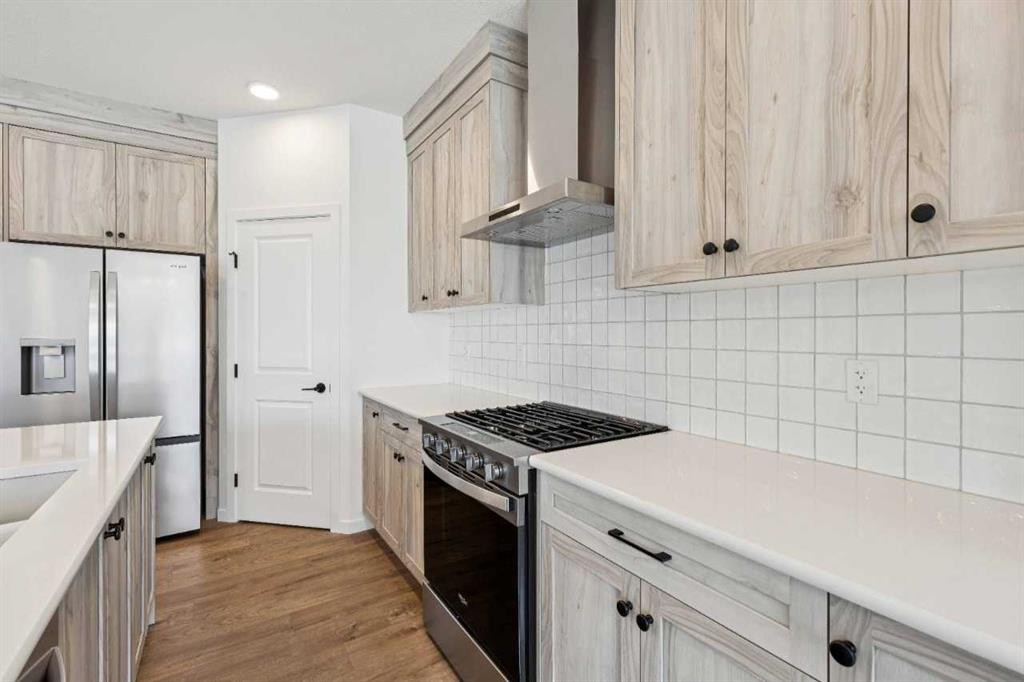 1030 Bayview Crescent Sw, Airdrie, AB - Indoor Photo Showing Kitchen With Stainless Steel Kitchen With Upgraded Kitchen
