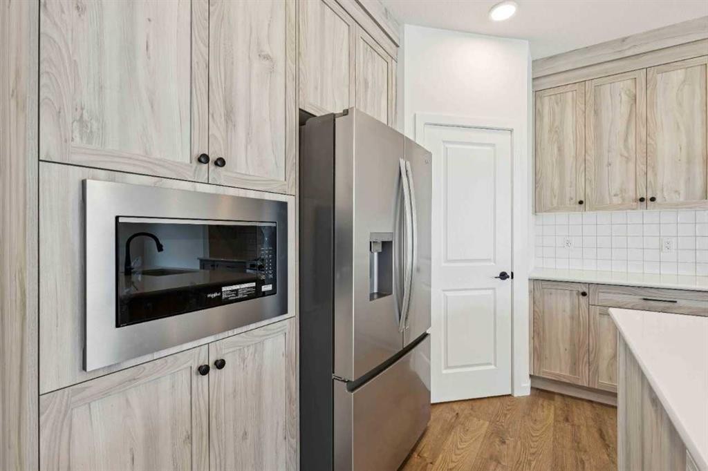 1030 Bayview Crescent Sw, Airdrie, AB - Indoor Photo Showing Kitchen