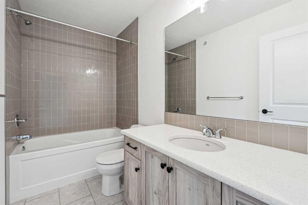 1030 Bayview Crescent Sw, Airdrie, AB - Indoor Photo Showing Bathroom