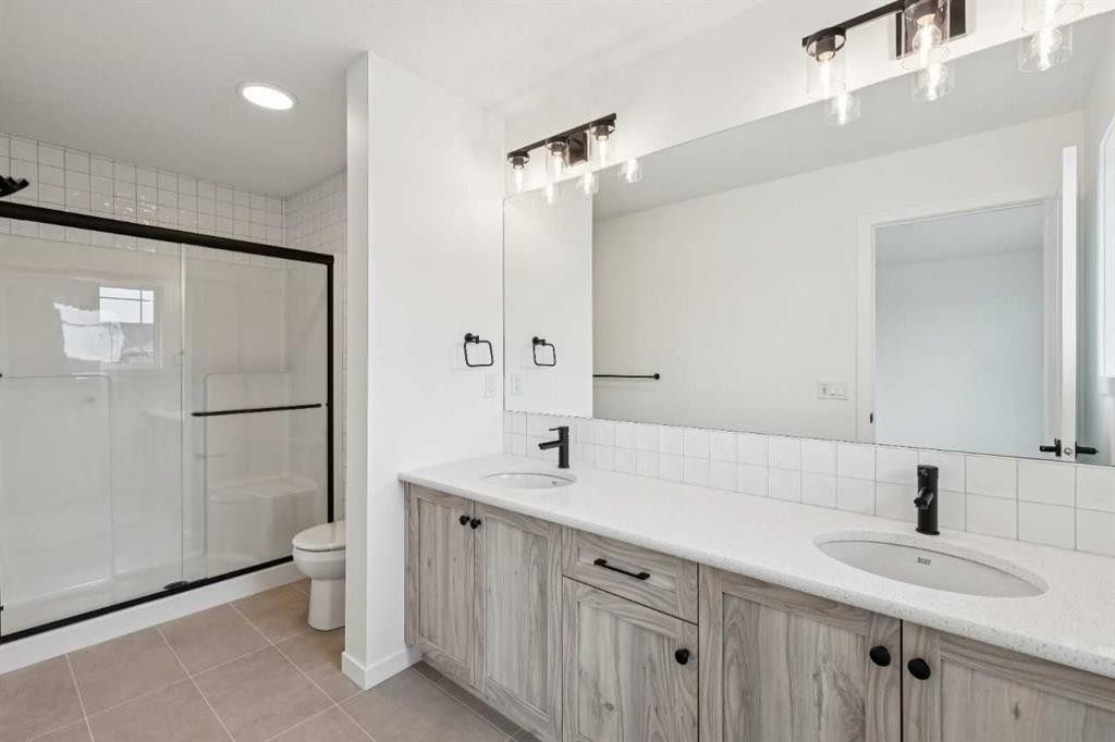 1030 Bayview Crescent Sw, Airdrie, AB - Indoor Photo Showing Bathroom