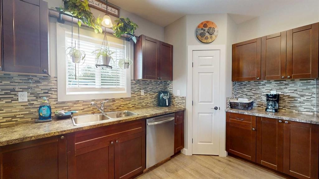 10 Destini Drive, White Sands, AB - Indoor Photo Showing Kitchen With Double Sink