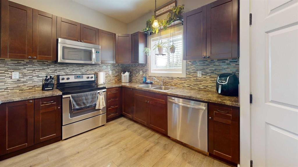 10 Destini Drive, White Sands, AB - Indoor Photo Showing Kitchen With Stainless Steel Kitchen With Double Sink With Upgraded Kitchen