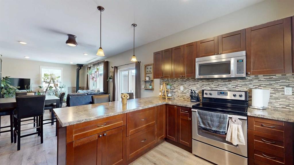 10 Destini Drive, White Sands, AB - Indoor Photo Showing Kitchen With Stainless Steel Kitchen With Upgraded Kitchen