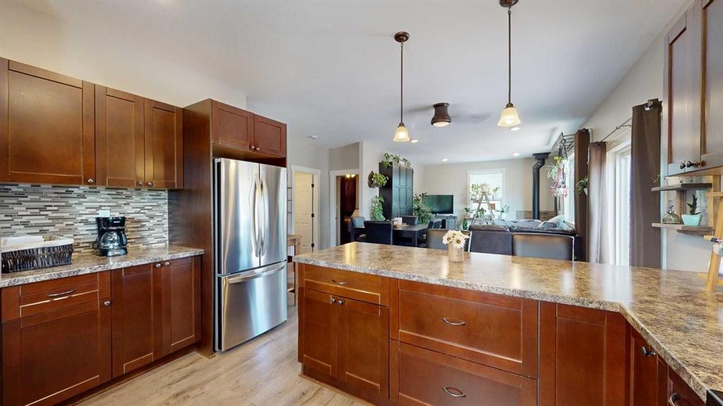 10 Destini Drive, White Sands, AB - Indoor Photo Showing Kitchen
