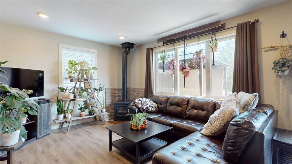 10 Destini Drive, White Sands, AB - Indoor Photo Showing Living Room