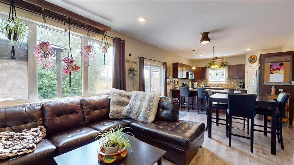 10 Destini Drive, White Sands, AB - Indoor Photo Showing Living Room
