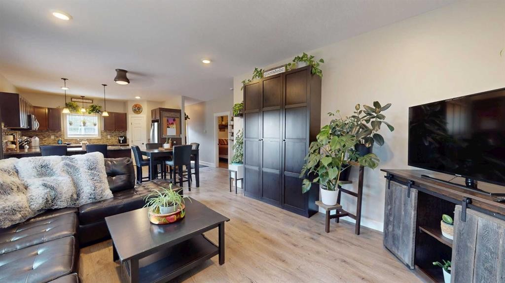 10 Destini Drive, White Sands, AB - Indoor Photo Showing Living Room