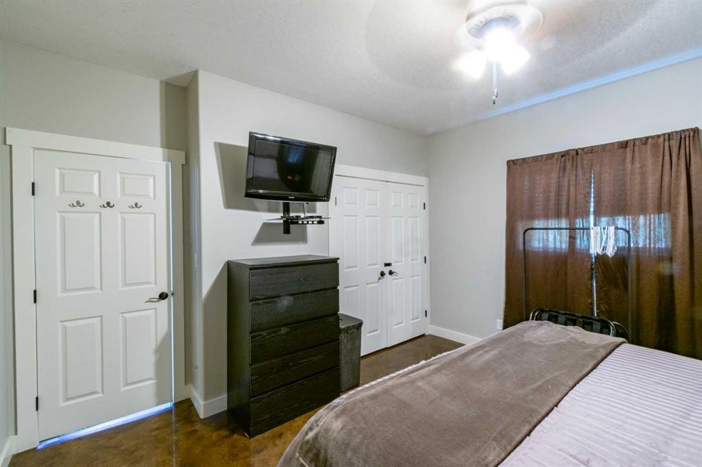 10 Destini Drive, White Sands, AB - Indoor Photo Showing Bedroom