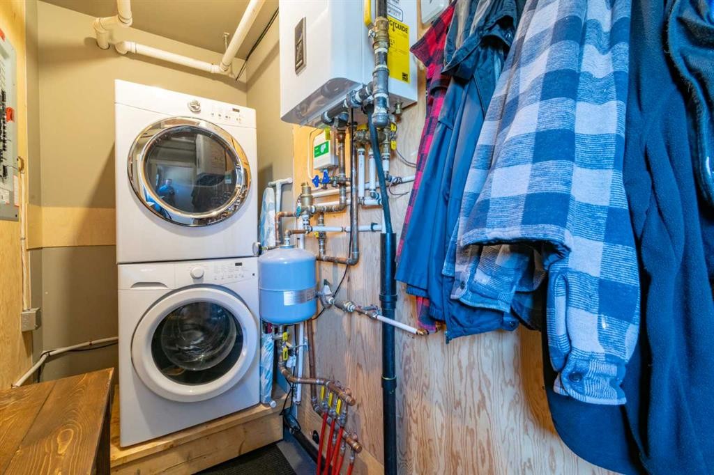 10 Destini Drive, White Sands, AB - Indoor Photo Showing Laundry Room