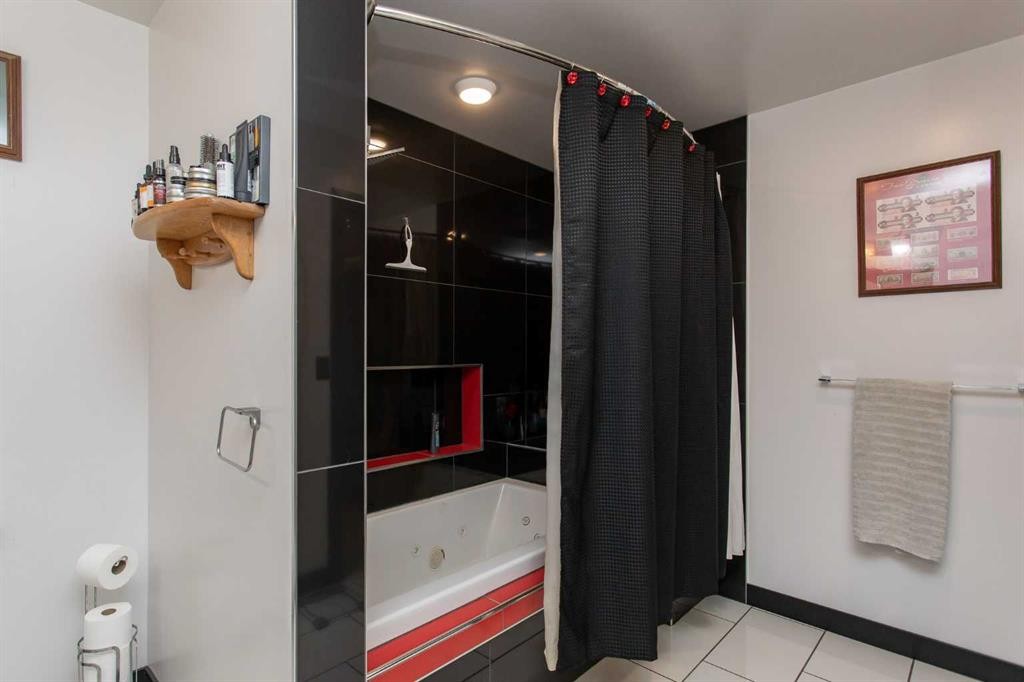 34470 Range Road 20, Rural Red Deer County, AB - Indoor Photo Showing Bathroom