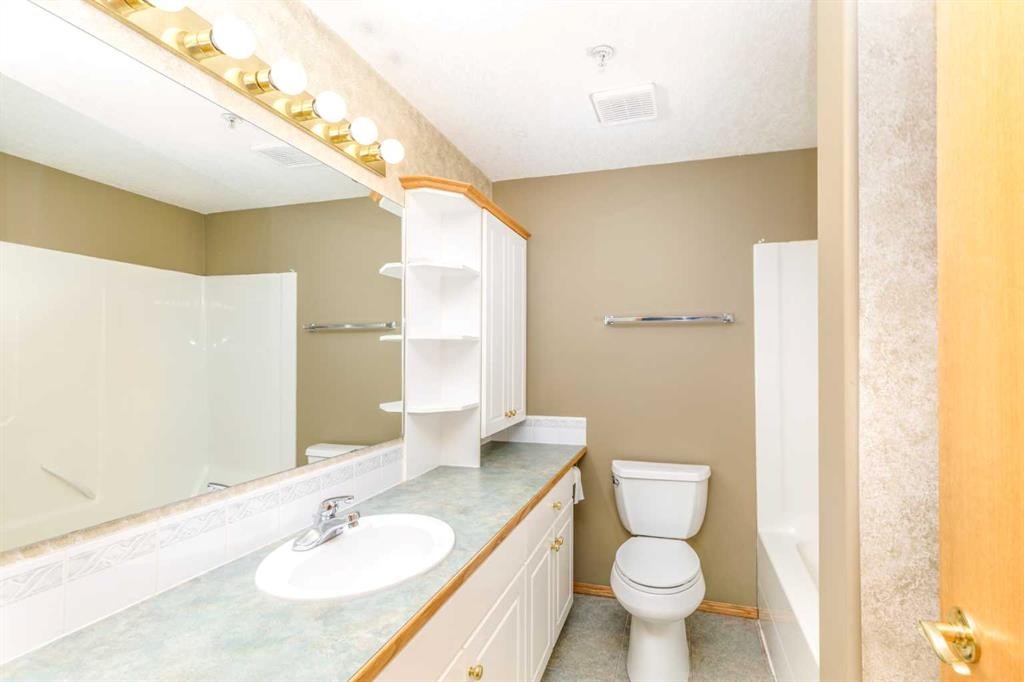 105-4512 52 Avenue, Red Deer, AB - Indoor Photo Showing Bathroom