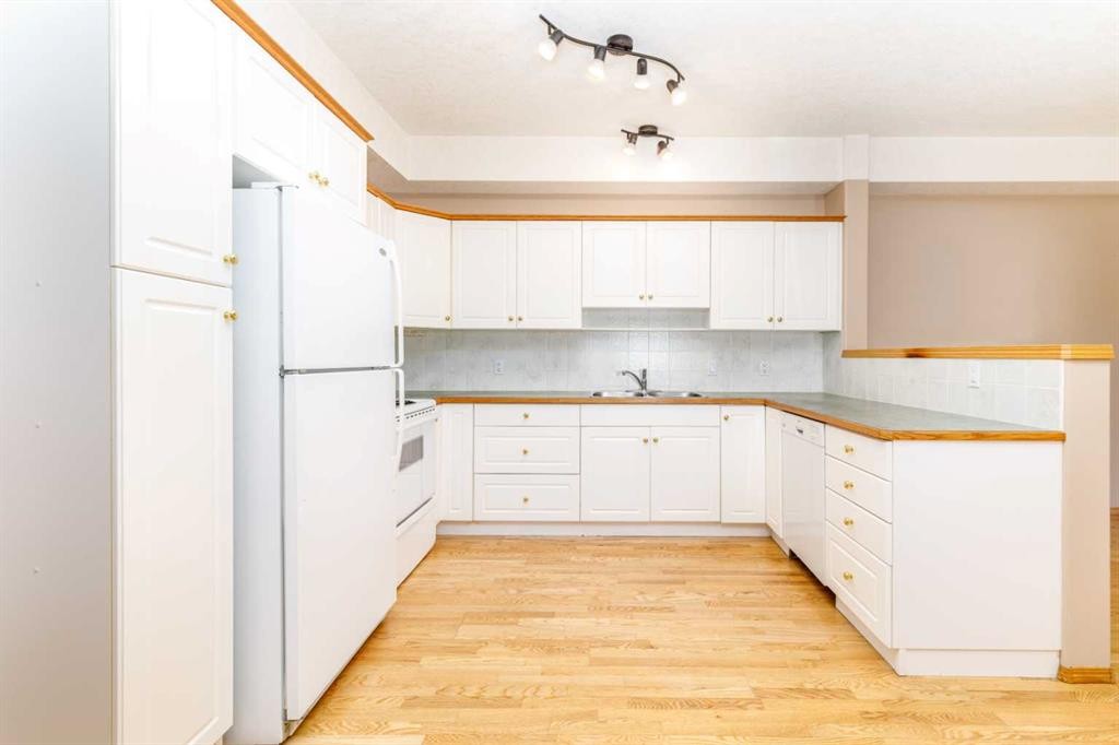105-4512 52 Avenue, Red Deer, AB - Indoor Photo Showing Kitchen With Double Sink