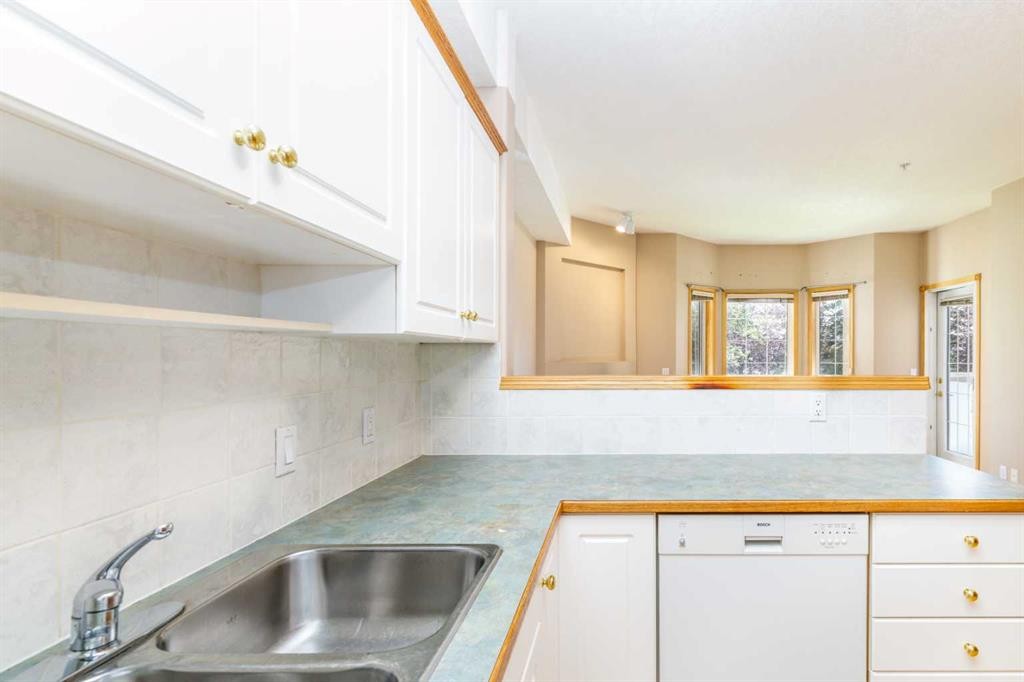 105-4512 52 Avenue, Red Deer, AB - Indoor Photo Showing Kitchen