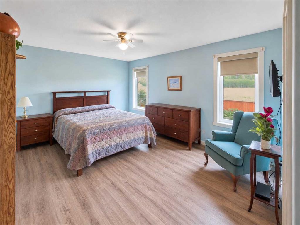 128 12 Ave Ne, Sundre, AB - Indoor Photo Showing Bedroom