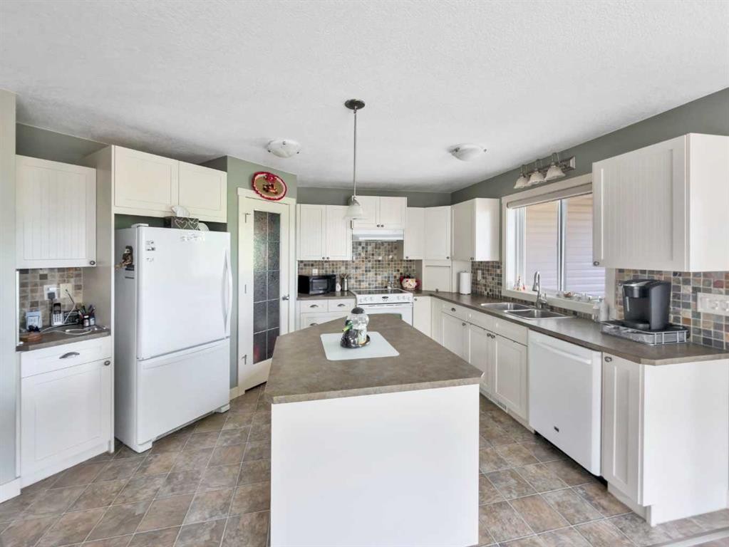128 12 Ave Ne, Sundre, AB - Indoor Photo Showing Kitchen With Double Sink
