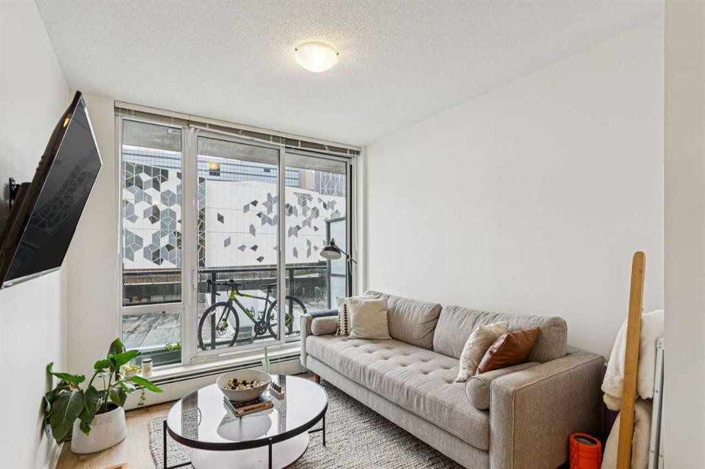 503-450 8 Avenue Se, Calgary, AB - Indoor Photo Showing Living Room