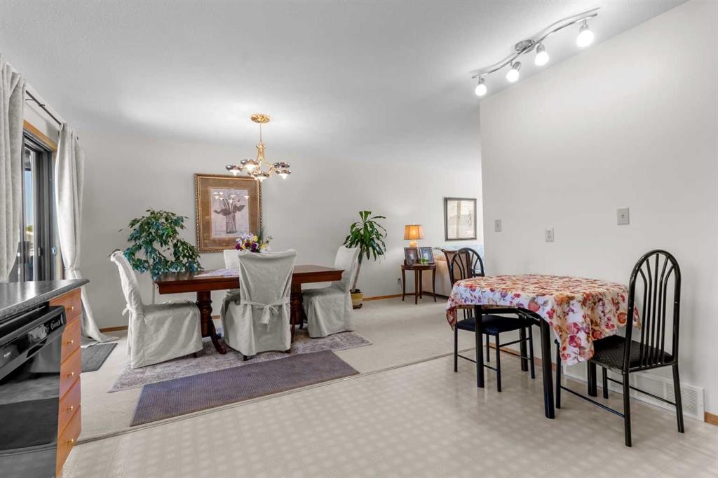 2100 25 Avenue, Bowden, AB - Indoor Photo Showing Dining Room