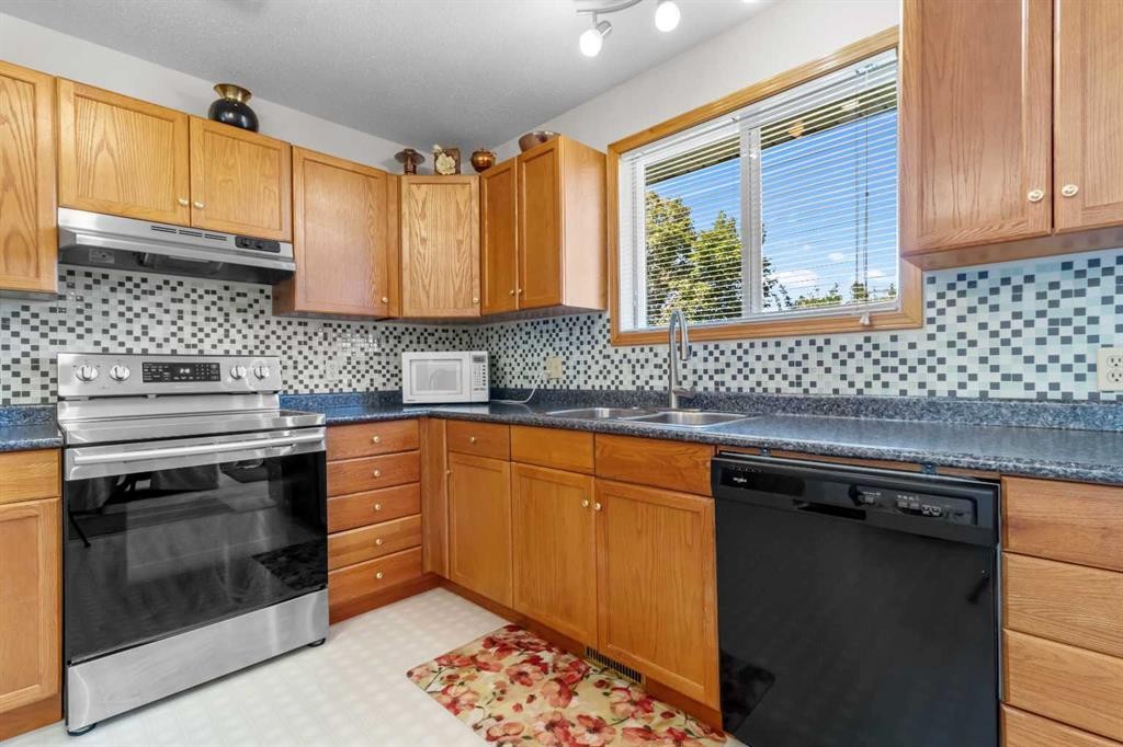 2100 25 Avenue, Bowden, AB - Indoor Photo Showing Kitchen With Double Sink