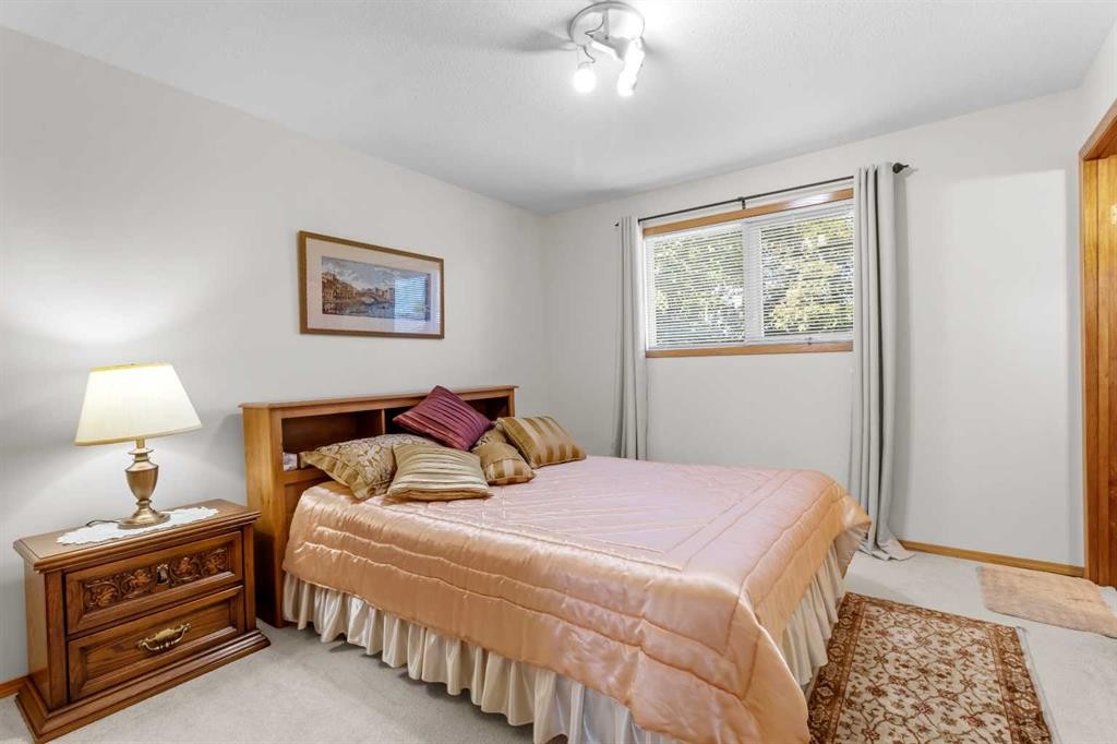2100 25 Avenue, Bowden, AB - Indoor Photo Showing Bedroom