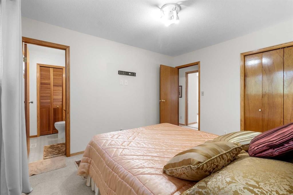 2100 25 Avenue, Bowden, AB - Indoor Photo Showing Bedroom