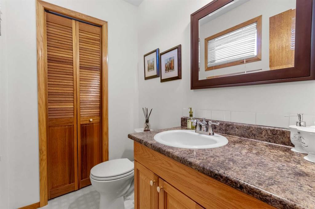 2100 25 Avenue, Bowden, AB - Indoor Photo Showing Bathroom