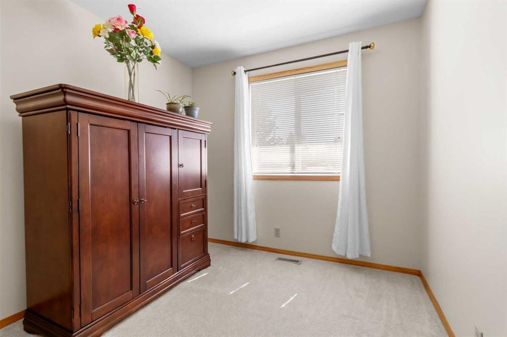 2100 25 Avenue, Bowden, AB - Indoor Photo Showing Other Room